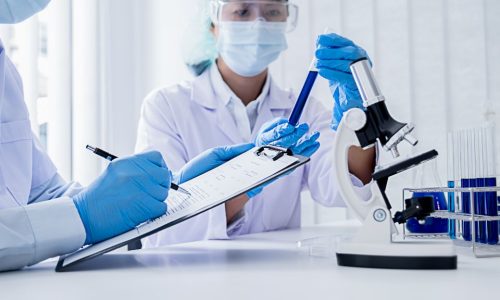 Etyczne aspekty udziału w badaniach klinicznych – jak zapewnić godność i bezpieczeństwo pacjenta